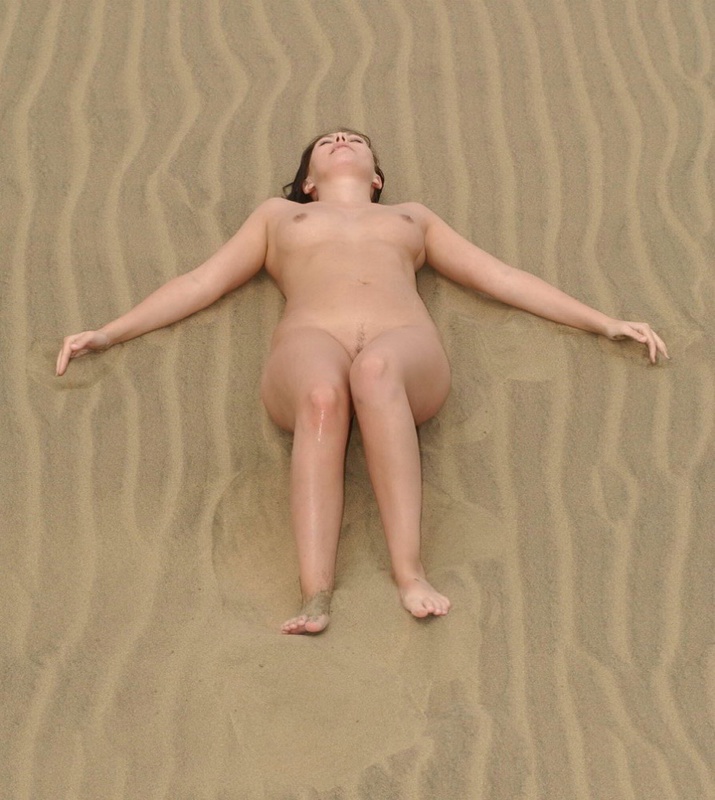 Фигуристая курортница нежится на песке голышом секс фото и порно фото