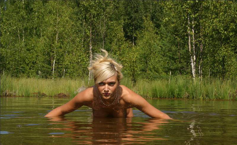 Голая блондинка купается в озере секс фото и порно фото