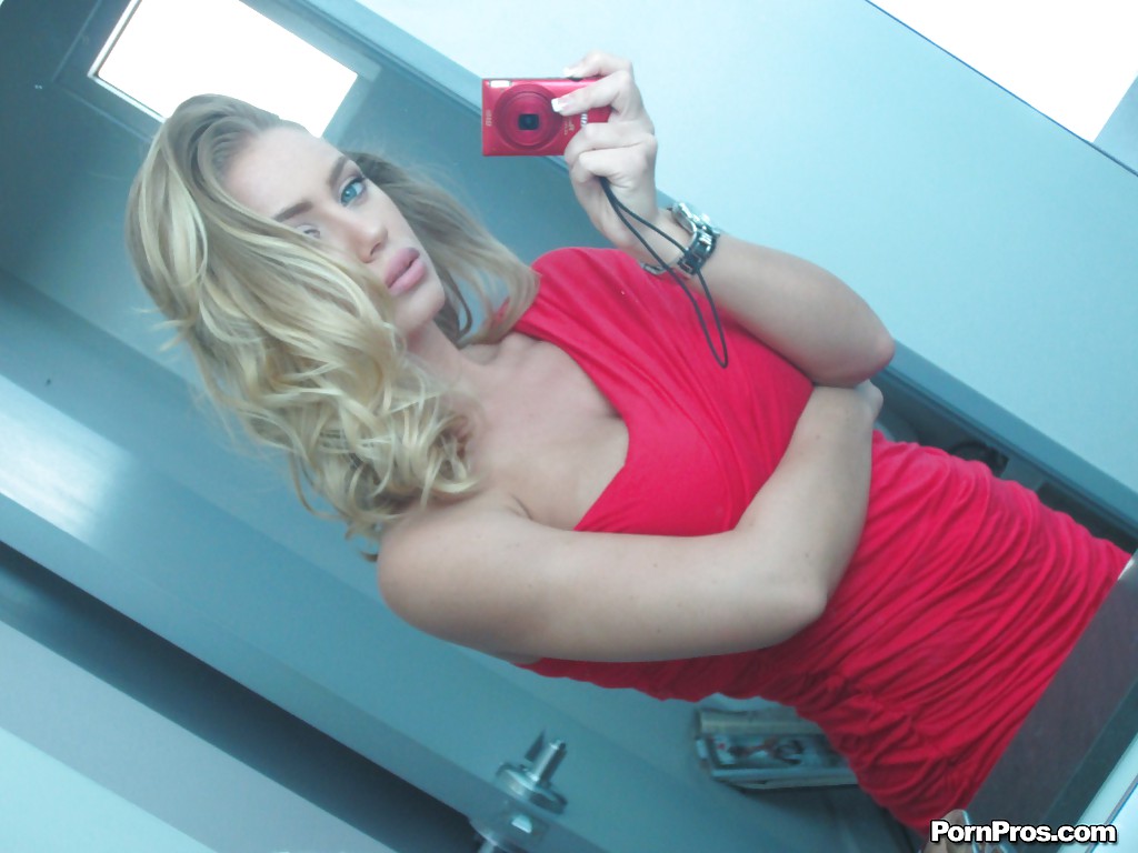 Голубоглазая блондинка фотографирует большие сиськи в ванной секс фото и порно фото