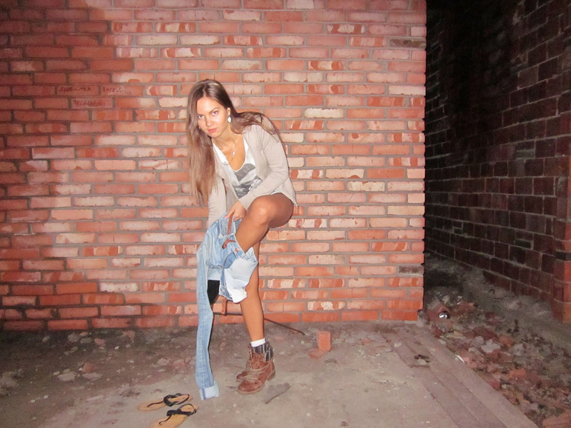 Развратная девушка показала голую киску в заброшенном здании секс фото и порно фото