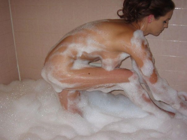 Сочная мамочка показывает голое тело по всей квартире секс фото и порно фото