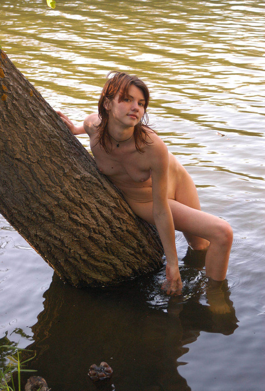 Две деревенские телки голышом купаются в речке секс фото и порно фото