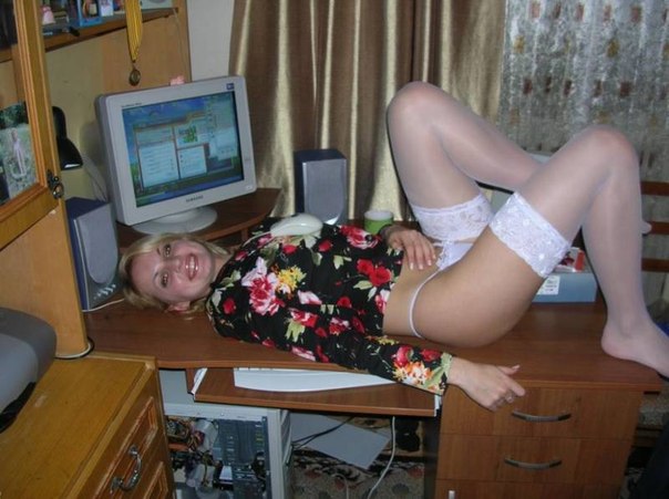Русская жена делает минет после стриптиза в квартире секс фото и порно фото