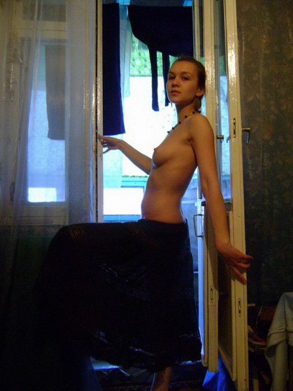 Русская девушка эротично снимает одежду у себя дома секс фото и порно фото