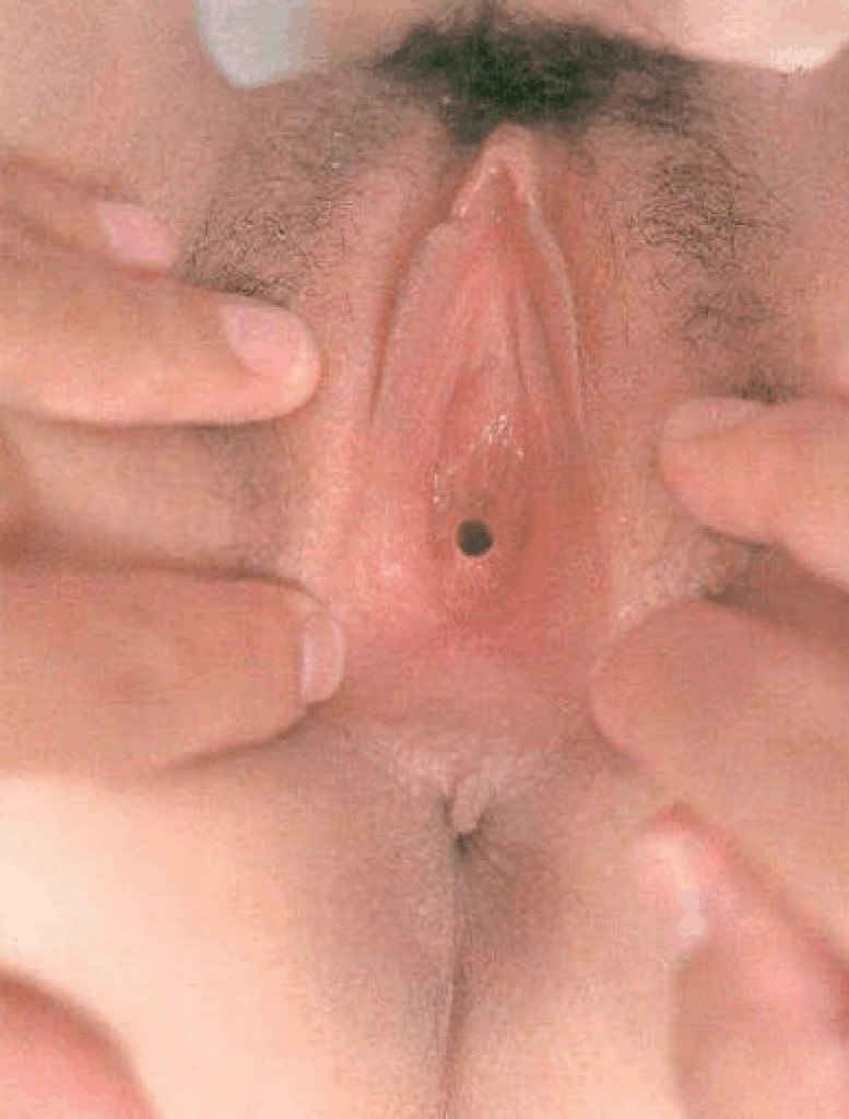 Бесстыжие девушки фотографируют голые вагины крупным  планом секс фото и порно фото