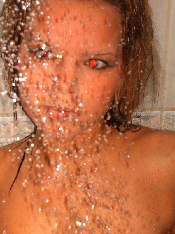Обнаженная нимфа замечталась в ванной комнате секс фото и порно фото